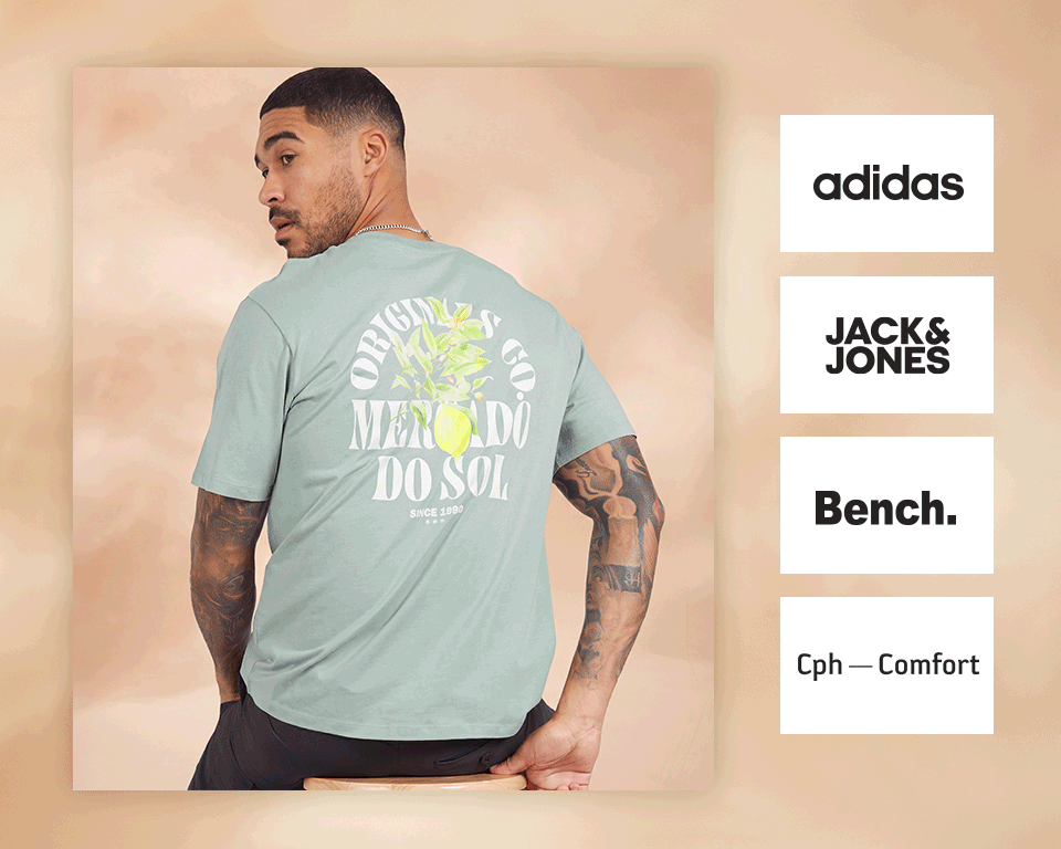 Mintgrünes T-Shirt mit "Mercado do Sol" Zitronen- und Blattgrafikdruck auf dem Rücken, getragen von einem Mann mit dunklen Shorts